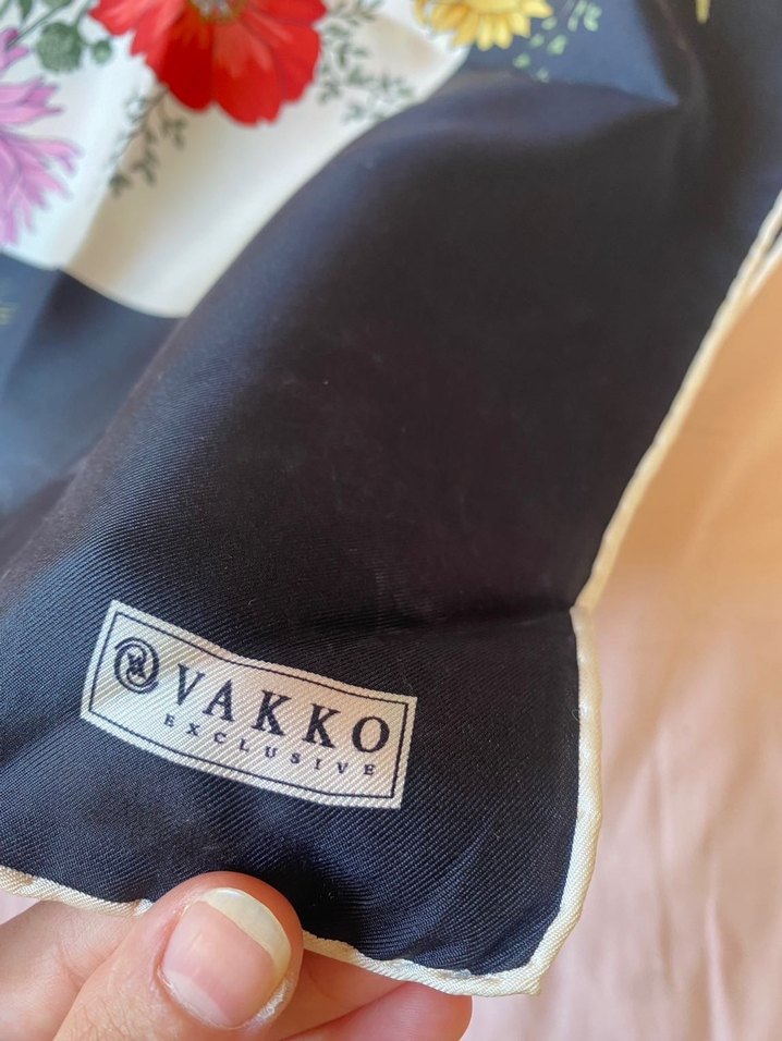 Çiçek Desenli Vakko exclusive eşarp - Görsel 4