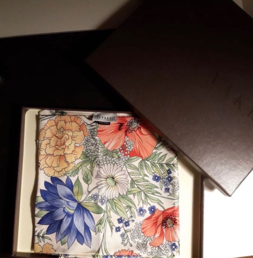 Çiçek desenli vakko özel seri yurt dışı eşarp - Görsel 2