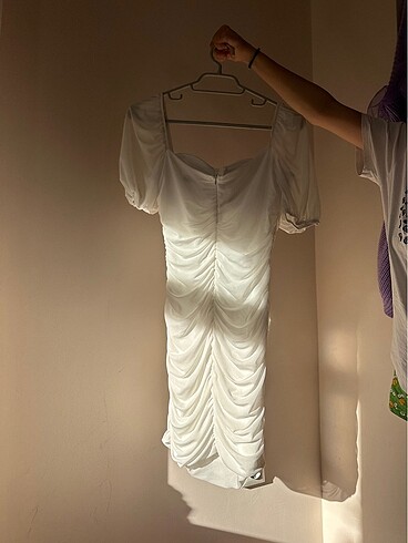 Beyaz vücut saran kol detaylı elbise