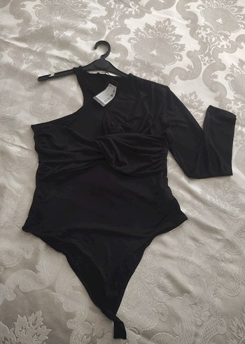 Siyah Drapeli Tek Kollu çıtçıtlı Bluz