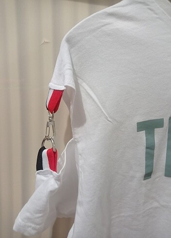 Diğer Omuz Zincir detaylı tshirt