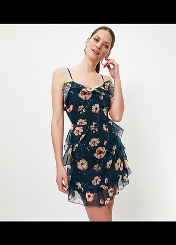 Kadın kısa çiçek desenli şifon elbise