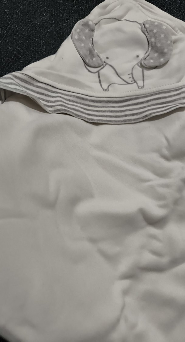 Gri Nakışlı Kapüşonlu Bebek Battaniyesi - Görsel 3