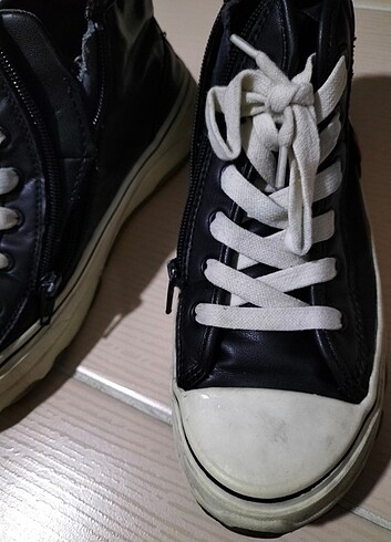 36 Beden siyah Renk Zara spor ayakkabisi 36 numara iç kısmında deformesinden yirtikt
