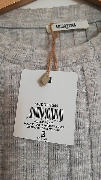 s Beden camel Renk Bluz etiketi üstünde 