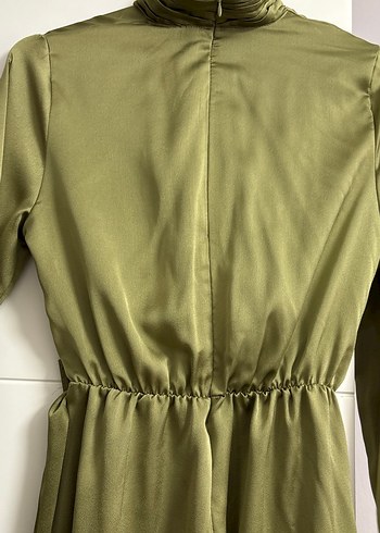 Zincir Detaylı Uzun Saten Elbise - Görsel 5