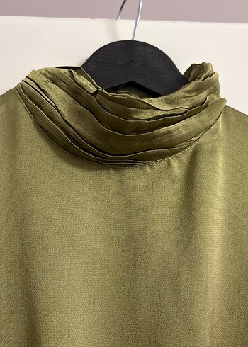 Zincir Detaylı Uzun Saten Elbise - Görsel 4