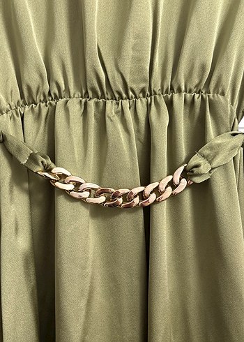 Zincir Detaylı Uzun Saten Elbise - Görsel 3