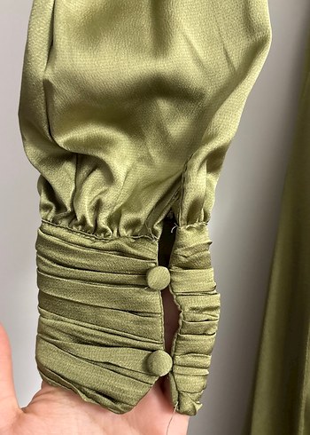 Zincir Detaylı Uzun Saten Elbise - Görsel 2