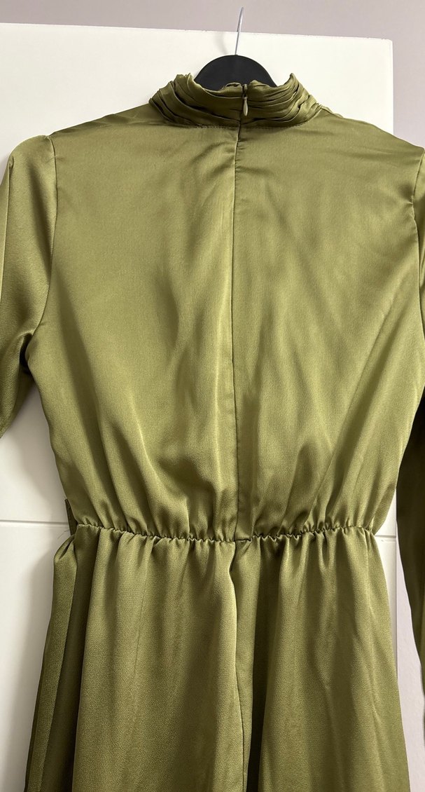 Zincir Detaylı Uzun Saten Elbise - Görsel 5