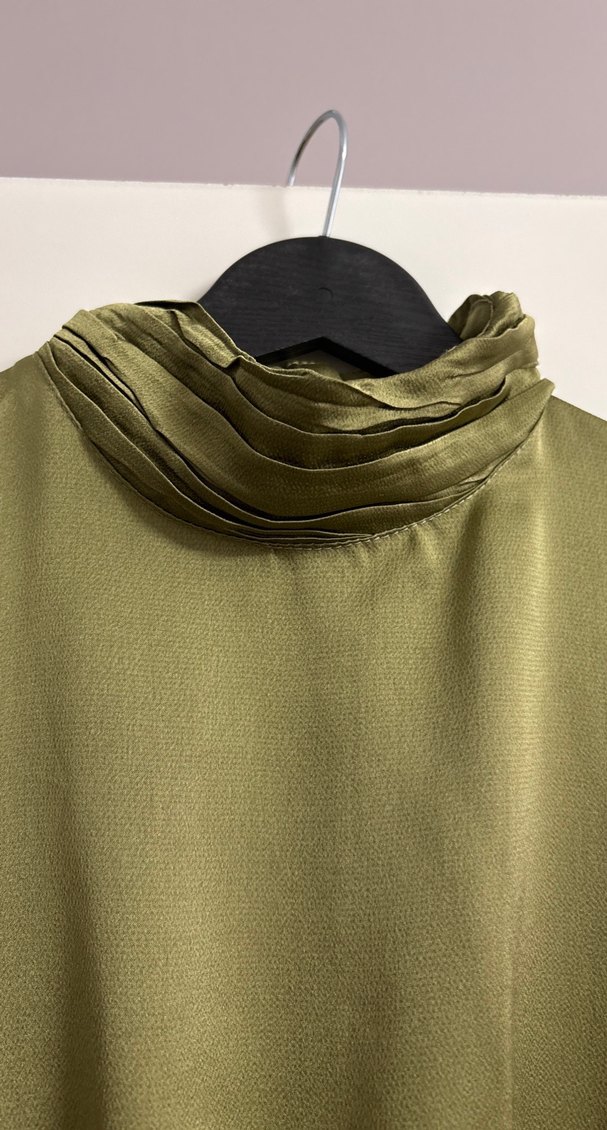 Zincir Detaylı Uzun Saten Elbise - Görsel 4