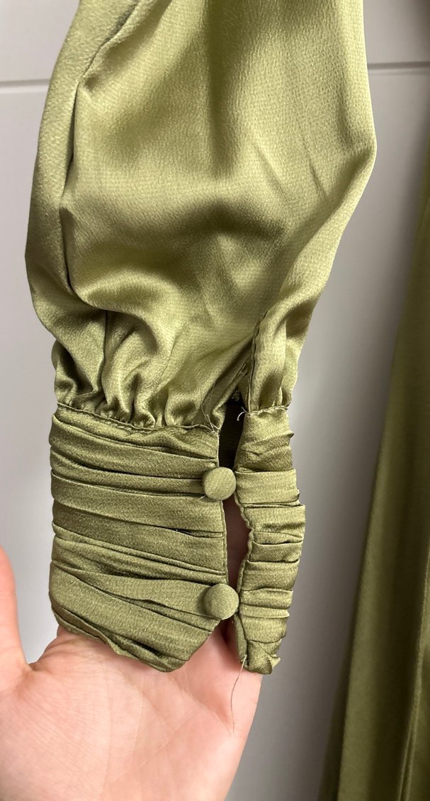 Zincir Detaylı Uzun Saten Elbise - Görsel 2