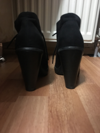 Siyah topuklu bağcıklı ayakkabı