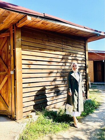 Haki yeşil trenç