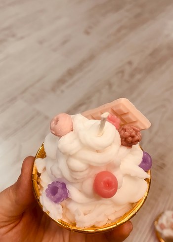 Renkli süslemeli beyaz cupcake mum - Görsel 5