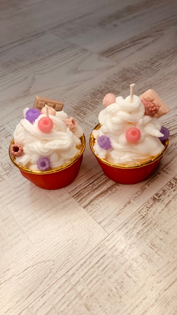 Renkli süslemeli beyaz cupcake mum - Görsel 2