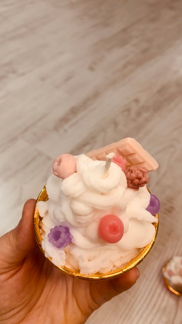 Renkli süslemeli beyaz cupcake mum - Görsel 5