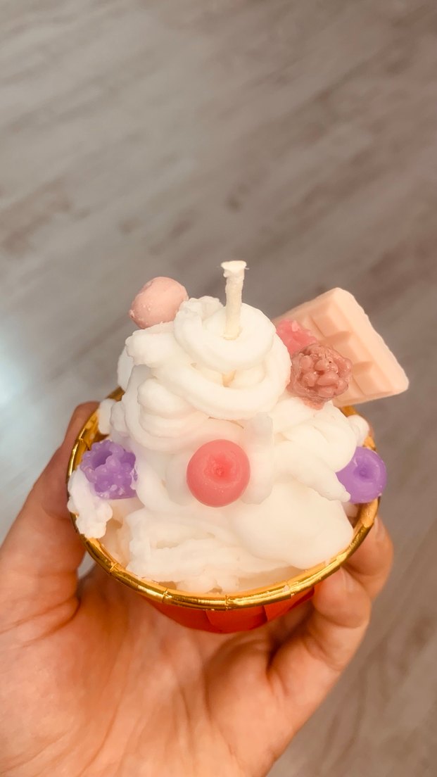 Renkli süslemeli beyaz cupcake mum - Görsel 4