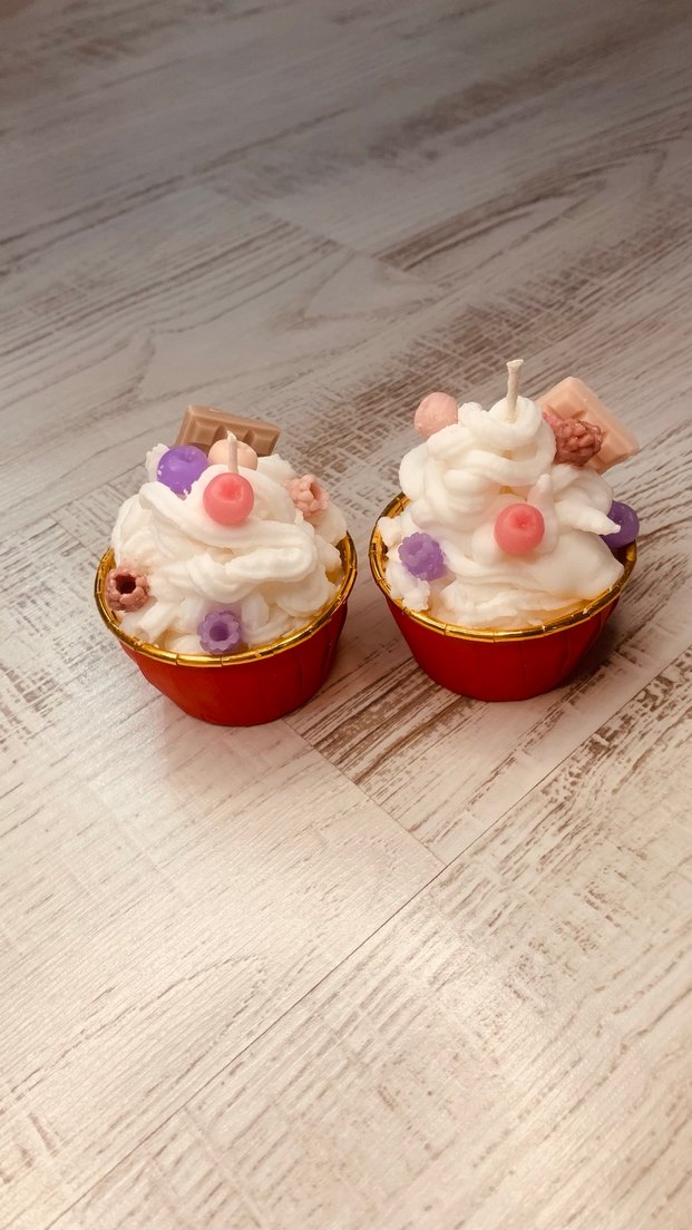 Renkli süslemeli beyaz cupcake mum - Görsel 3