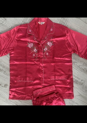 Pembe Nakışlı Kısa Kollu Saten Pijama Takımı