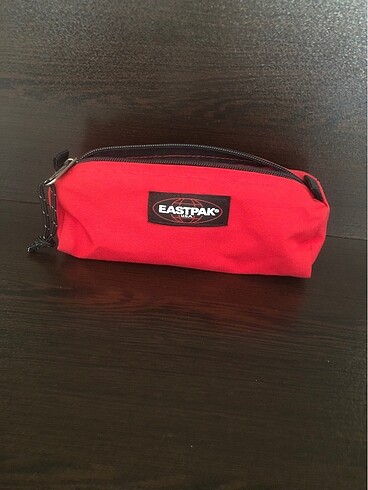 Eastpak kırmızı kalem kutusu