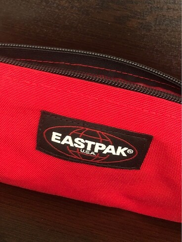 Eastpak kırmızı kalem kutusu