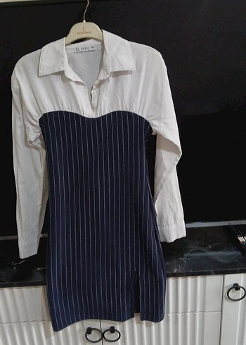 Düğmeli Beyaz Gömlek ve Çizgili Midi Elbise - Görsel 2