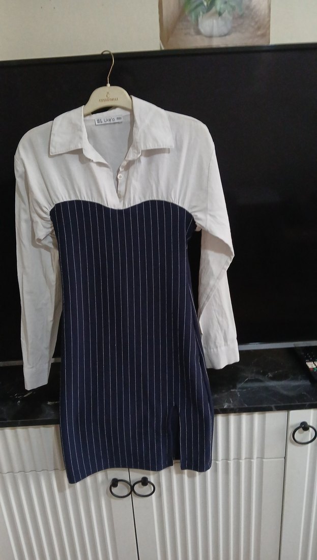 Düğmeli Beyaz Gömlek ve Çizgili Midi Elbise - Görsel 2