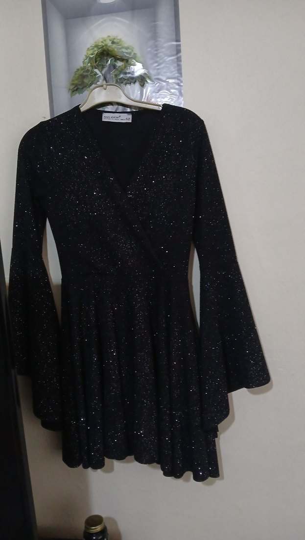 Parlak Siyah Mini V Yaka Elbise - Görsel 2