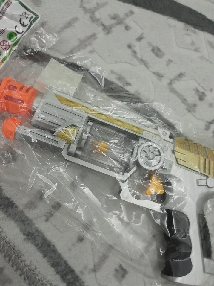 Gri ve Altın Renkli Oyuncak Tabanca - Görsel 2