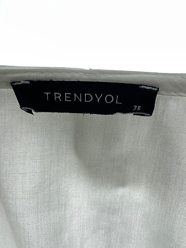 36 Beden beyaz Renk Trendyol & Milla Gömlek %70 İndirimli.
