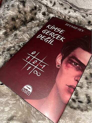 Kimse Gerçek Değil (ciltli) İmzalı