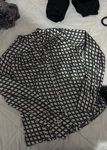 Diğer Siyah Beyaz Geometrik Desenli Uzun Kollu Saten Gomlek