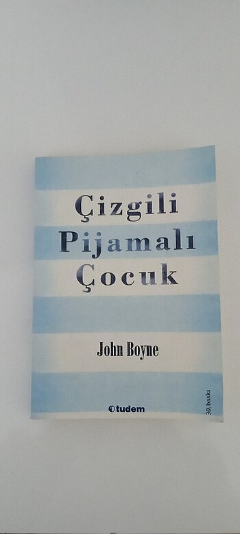 Çizgili pijamalı çocuk 