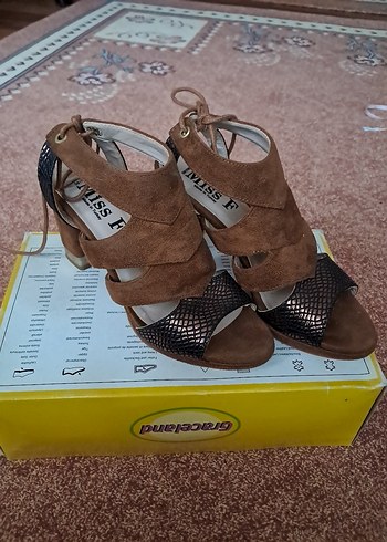 Kahverengi Süet Yılan Desenli Topuklu Sandalet - Görsel 5