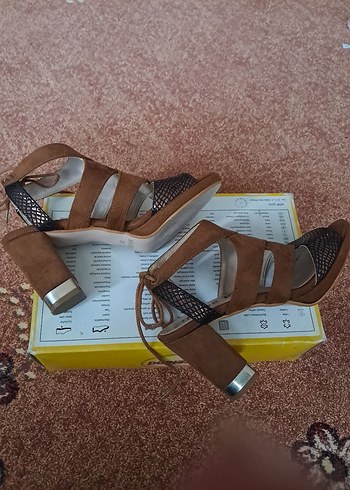 Kahverengi Süet Yılan Desenli Topuklu Sandalet - Görsel 2