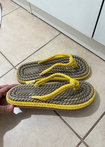 Sarı Dolgu Topuklu Bohem Tarz Sandalet