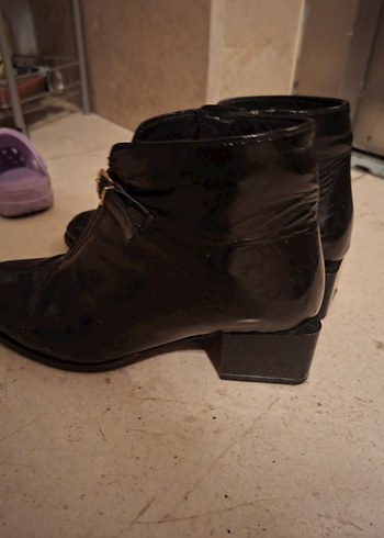 Klasik Siyah Deri Tokalı Topuklu Bot - Görsel 2