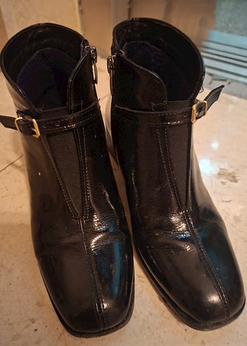 Klasik Siyah Deri Tokalı Topuklu Bot - Görsel 3