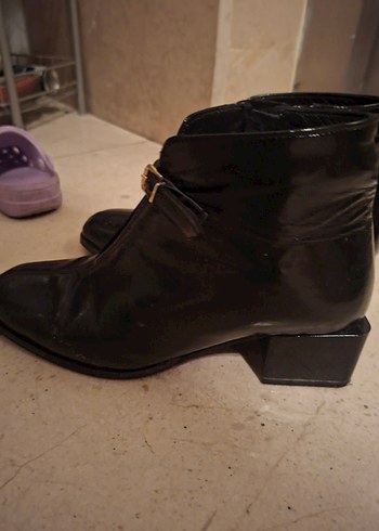 Klasik Siyah Deri Tokalı Topuklu Bot - Görsel 6