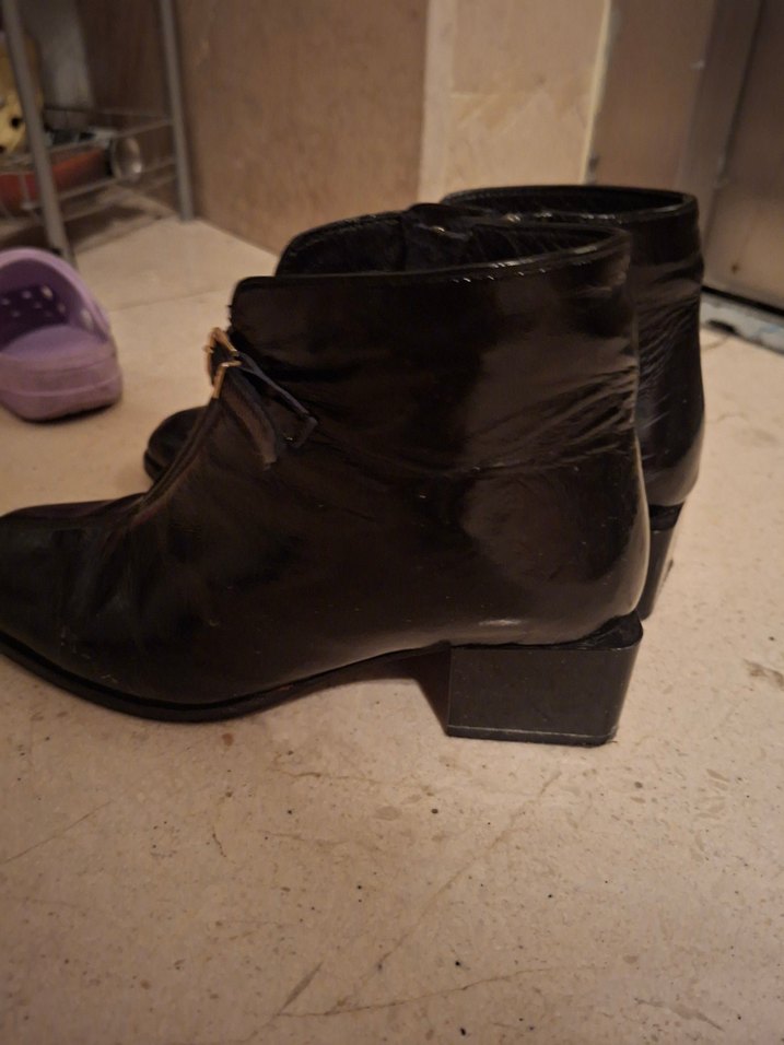 Klasik Siyah Deri Tokalı Topuklu Bot - Görsel 2