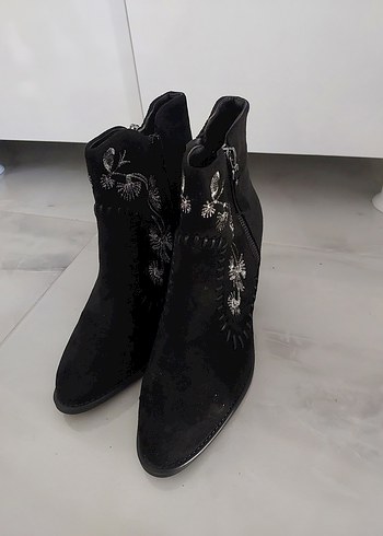 Siyah Süet Nakışlı Gotik Topuklu Botlar