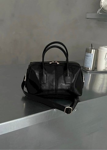 Siyah Deri Tokalı Minimalist Kadın Çantası