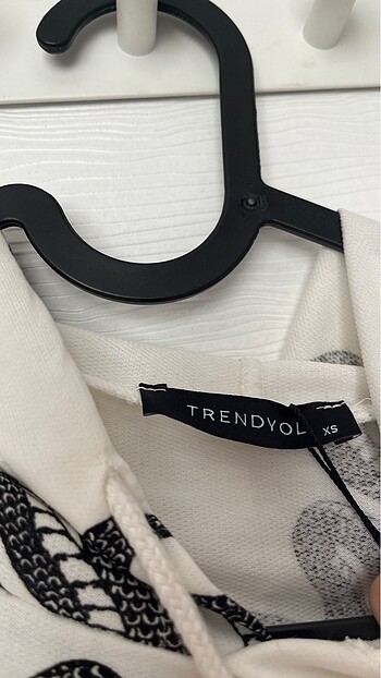 Trendyol & Milla yılanlı crop sweat