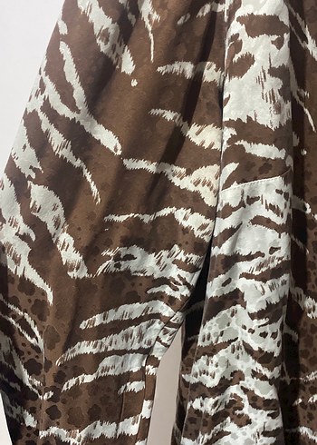 Kahverengi Zebra Desenli V Yakalı Kadın Gömlek - Görsel 3