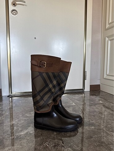 orijinal burberry çizme yağmurluk
