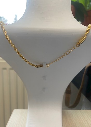 Zincir Detaylı Altın Renk Midi Kolye - Görsel 3