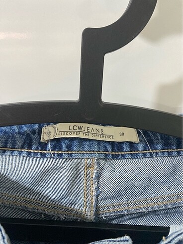 LC Waikiki Yırtık detaylı kot şort