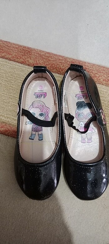 LoL bebek li ayakkabı sadece burun kısmını yere sürmüş