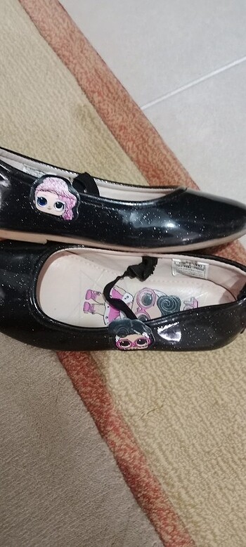 LC Waikiki LoL bebek li ayakkabı sadece burun kısmını yere sürmüş
